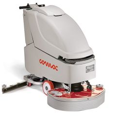 Szorowarka do posadzek COMAC SIMPLA 65 bateryjna z trakcją komplet